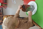 Grupas "Rausītis" bērni cep ābolmaizes