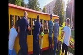 Grupas "Sarkangalvīte" bērni svin tēvu dienu