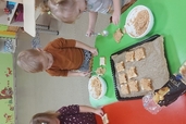 Grupas "Rausītis" bērni cep ābolmaizes