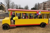 Pasaciņā ieripo autobuss