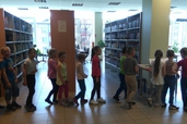 "Kamenītes" iepazīst bibliotēku