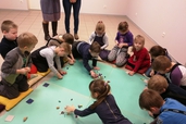 Zinātkārie ,,Pūcēnu” grupas bērni apmeklē Saldus muzeju